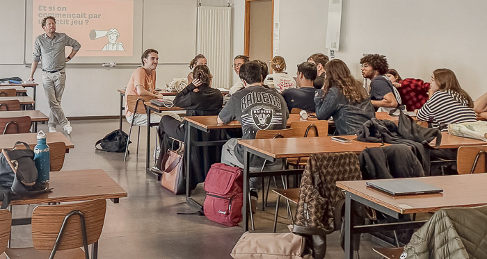 Jean-François Caulier avec les étudiants dans une salle de cours