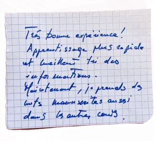 Note manuscrite d'une étudiante : "Très bonne expérience ! Apprentissage plus rapide et mailleur tri des informations. Maintenant, je prends des notes manuscrites aussi dans les autres cours. 